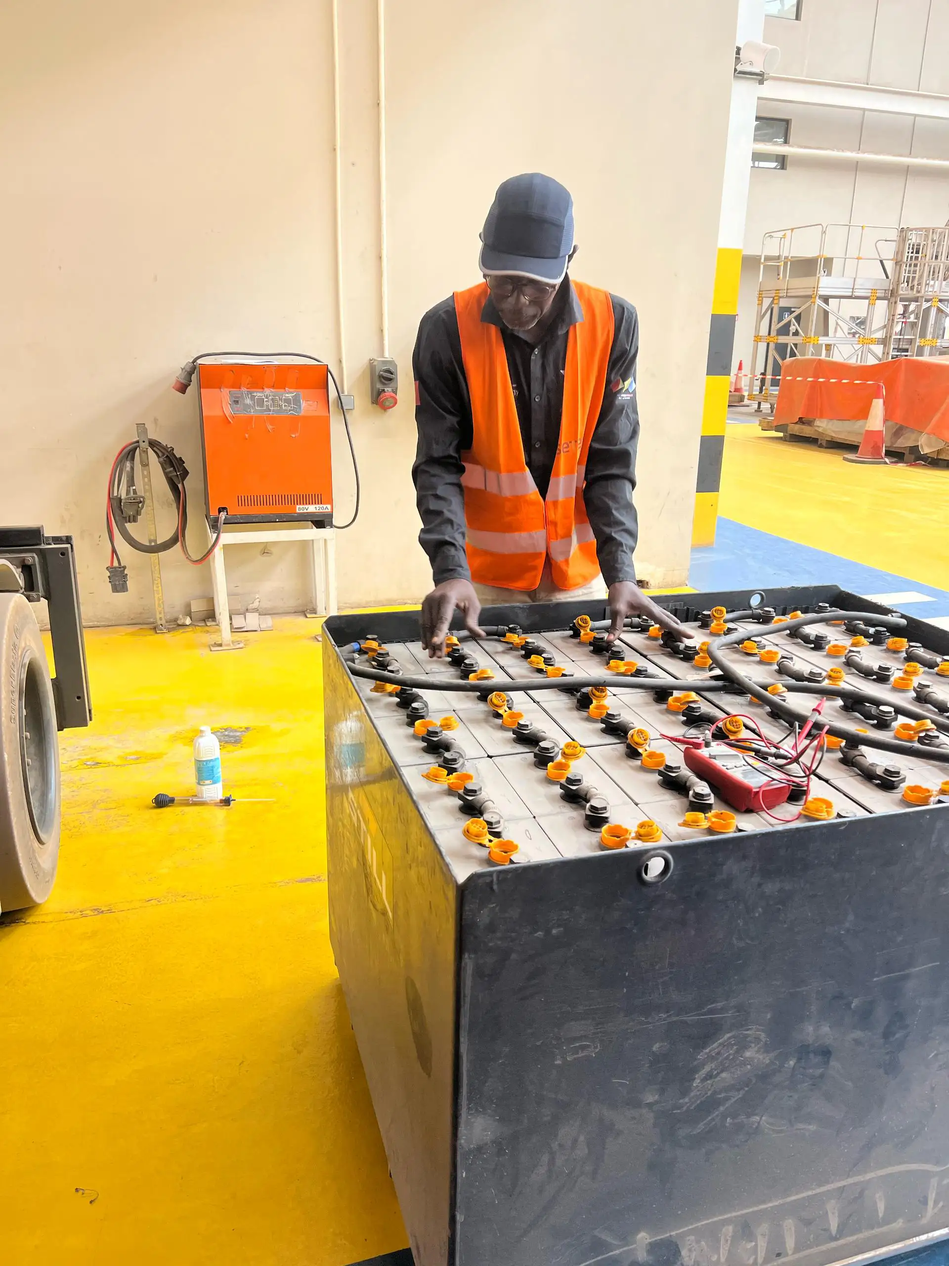 technicien be energy transportant une batterie de traction pour régénération